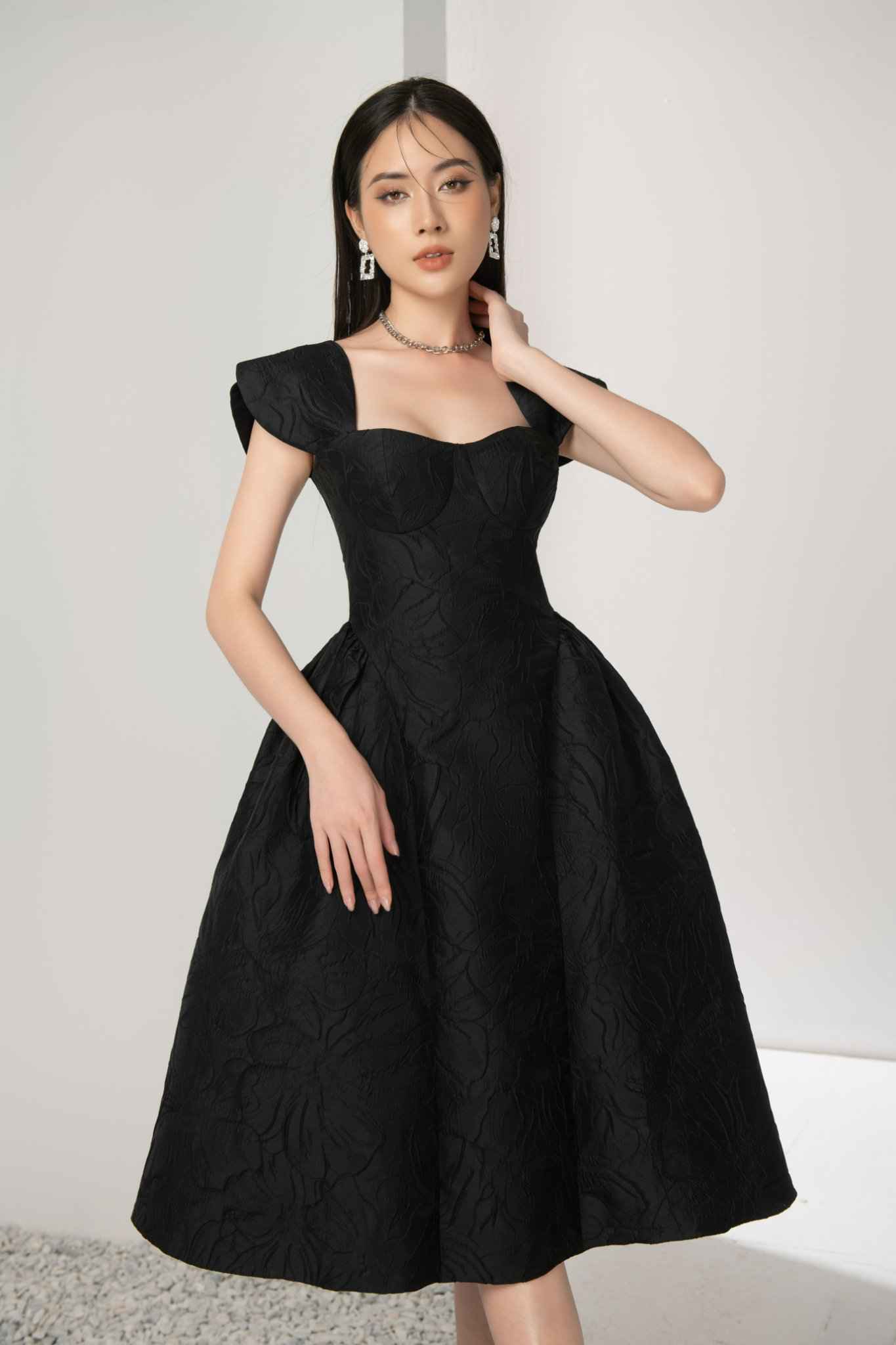 Váy đen tối giản  kiểu váy đáng sắm nhất của nàng công sở