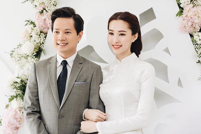 Hoa hậu Thu thảo bên chồng cùng áo dài trắng