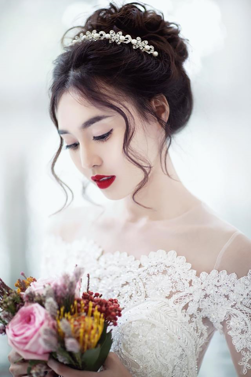 Ngày cưới là một ngày đặc biệt và yêu thích của mỗi người. Nếu bạn là một cô dâu muốn chọn một kiểu tóc đơn giản trong năm 2023, hãy tìm kiếm ngay kiểu tóc cô dâu đơn giản