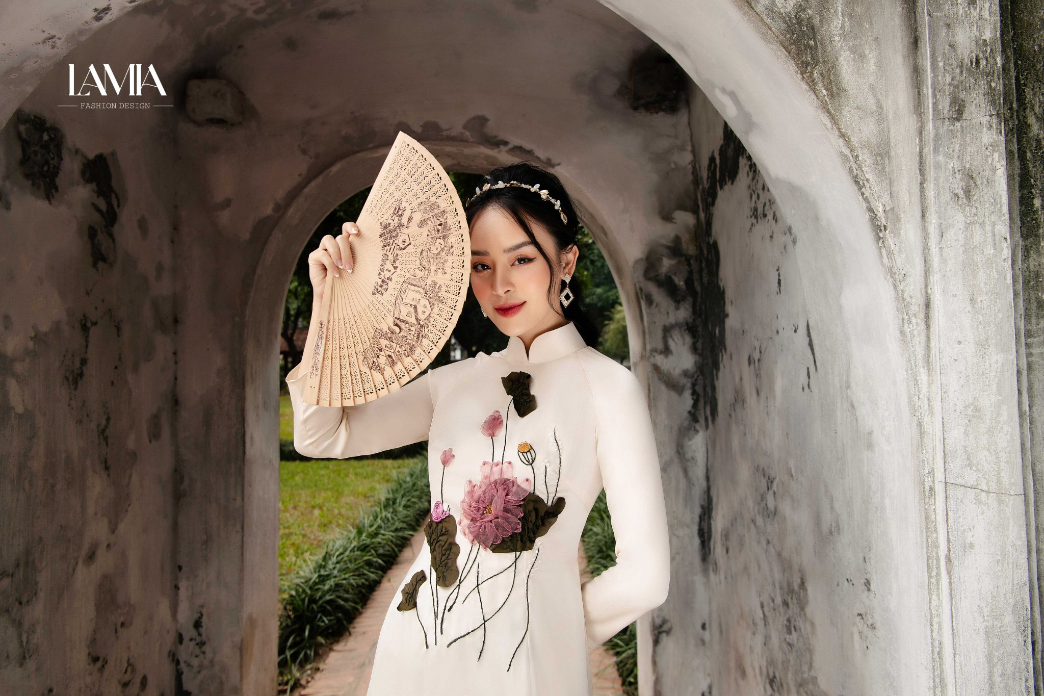 ao-dai-hoa-sen-cach-tan.jpg