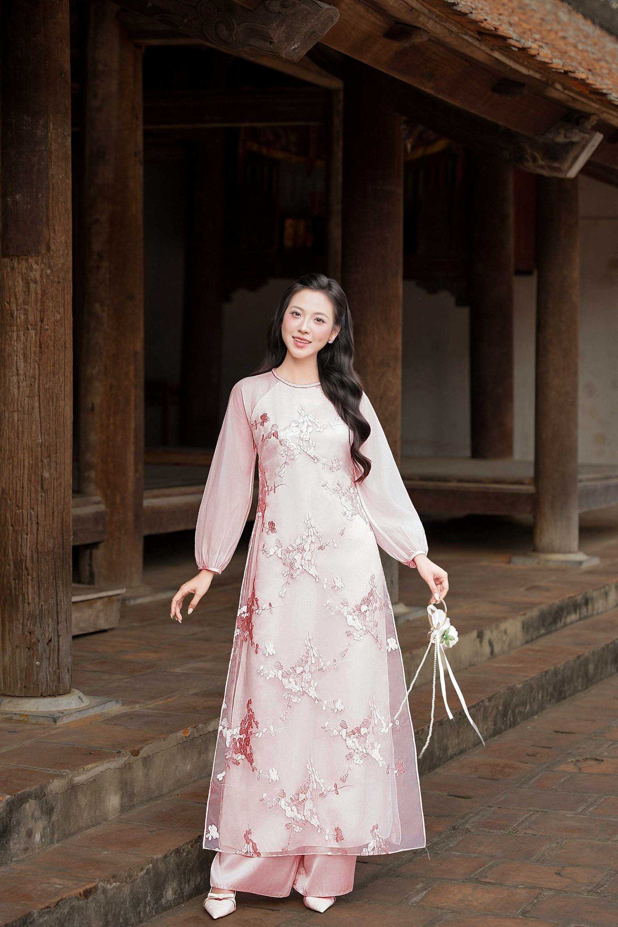 https://lamia.com.vn/san-pham/ao-dai-ad278-qd038-cach-tan-tay-dai-co-tron-phoi-ta-ngan-dinh-hoa-tiet-kim-sa