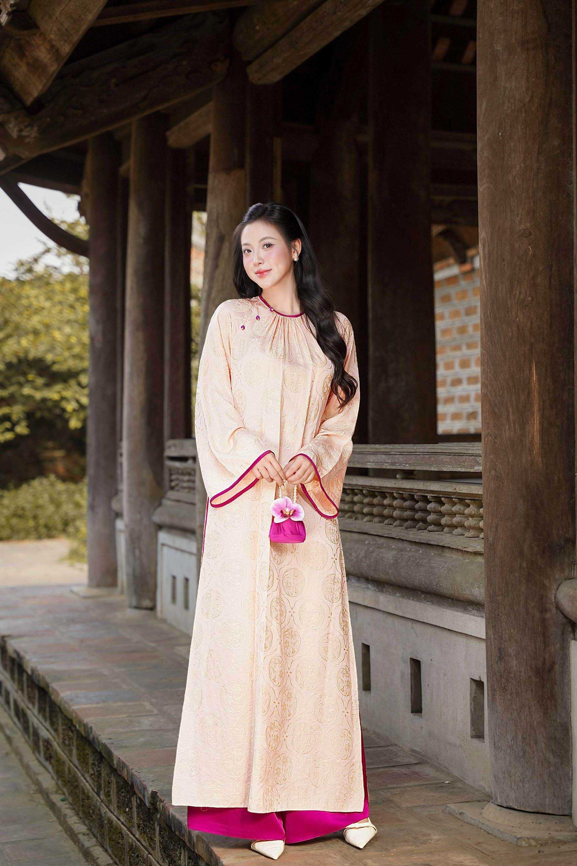 http://lamia.com.vn/san-pham/ao-dai-ad279-qd041-cach-tan-tay-dai-phoi-ta-dai-dang-suong-rong