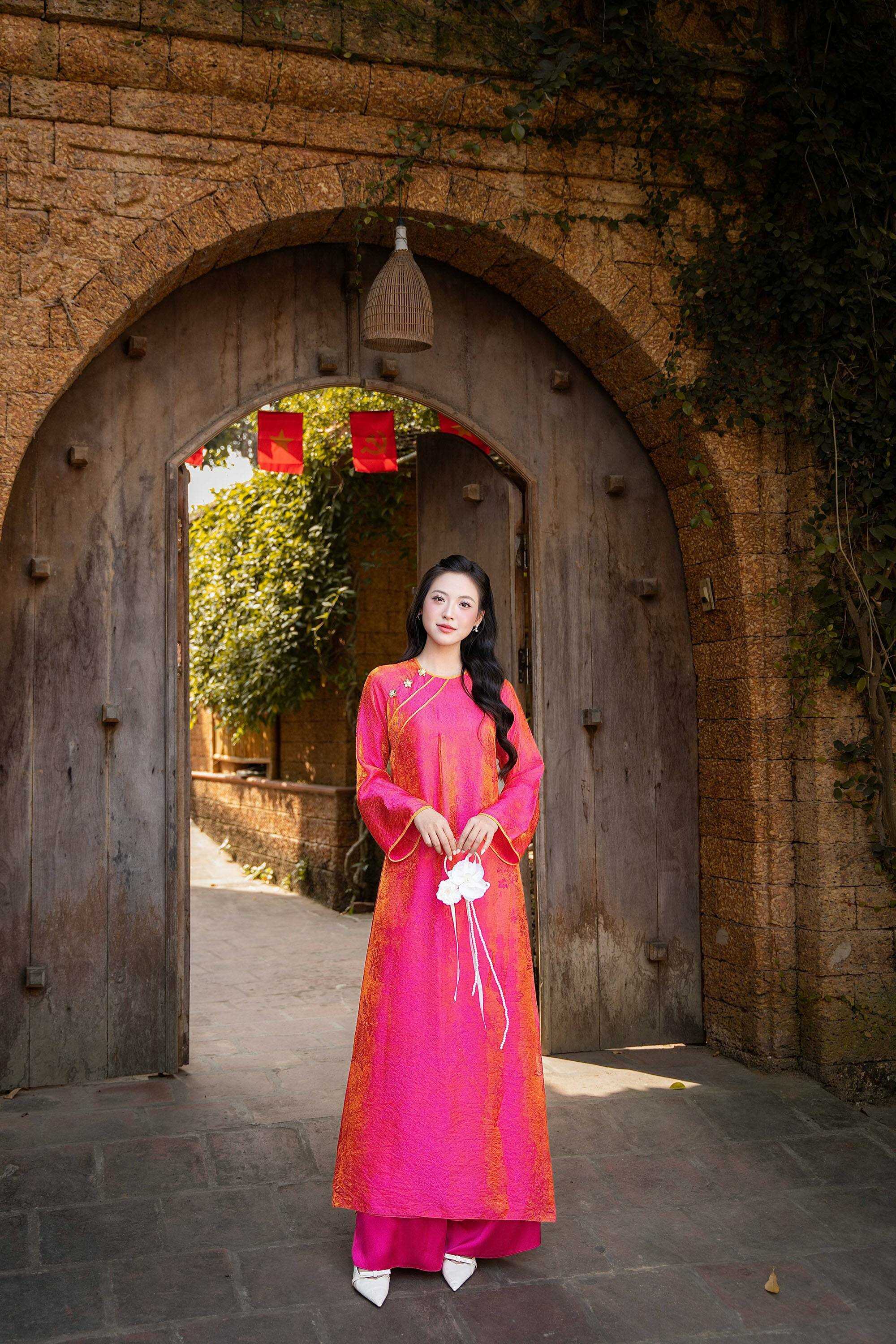 http://lamia.com.vn/san-pham/ao-dai-ad280-qd021-cach-tan-tay-dai-phoi-ta-ngan-dang-suong