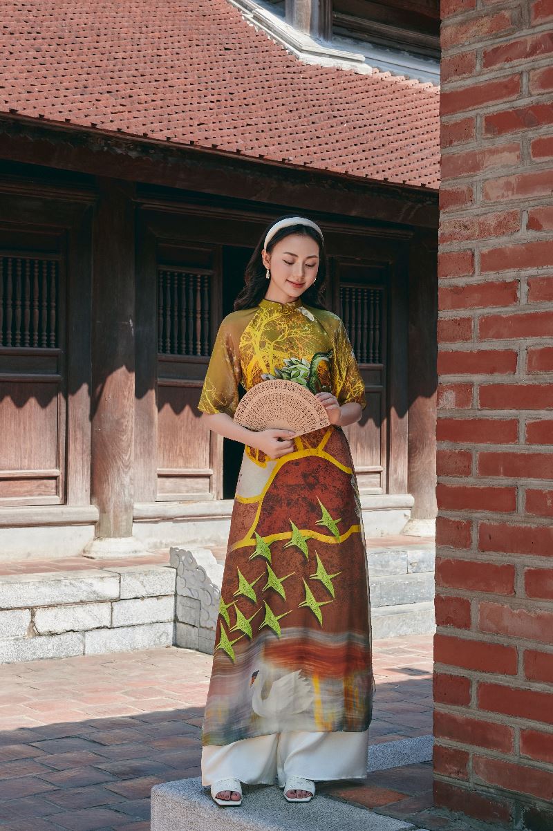https://lamia.com.vn/san-pham/ao-dai-cach-tan-in-hoa-tiet-chim-en-phoi-tay-lo-ad226