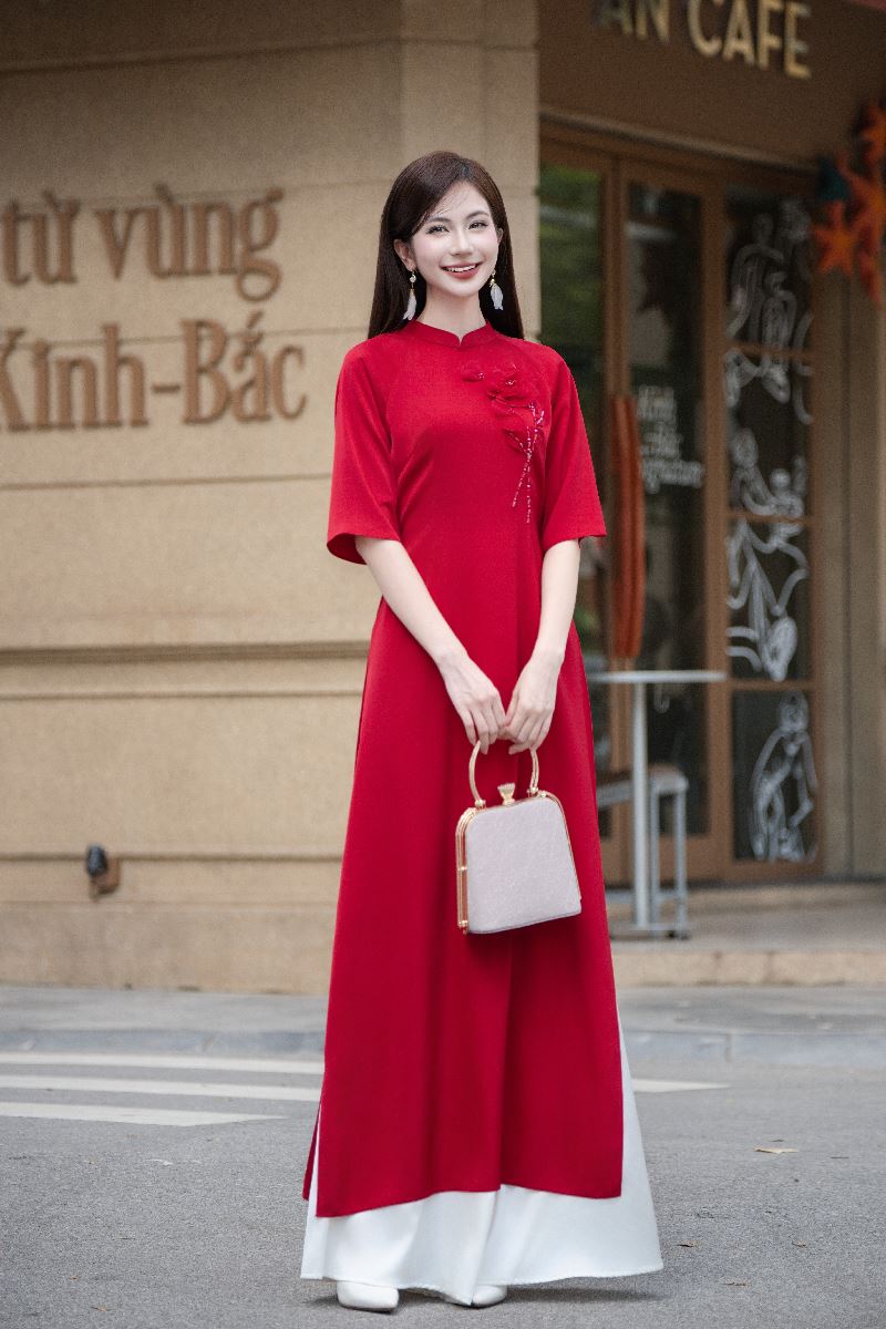 http://lamia.com.vn/san-pham/ao-dai-cach-tan-tay-coc-phoi-hoa-nguc-ad197