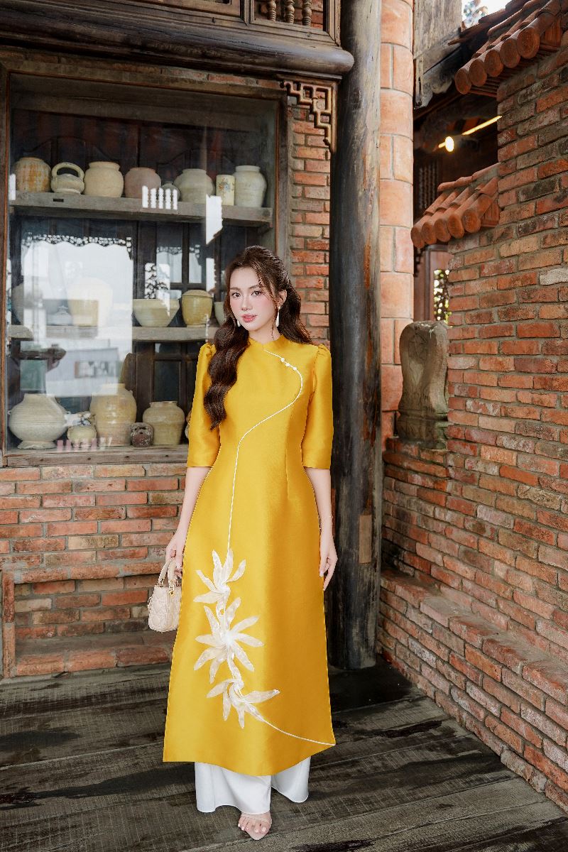 https://lamia.com.vn/san-pham/ao-dai-ta-ngan-cach-tan-phoi-tay-phong-ad204