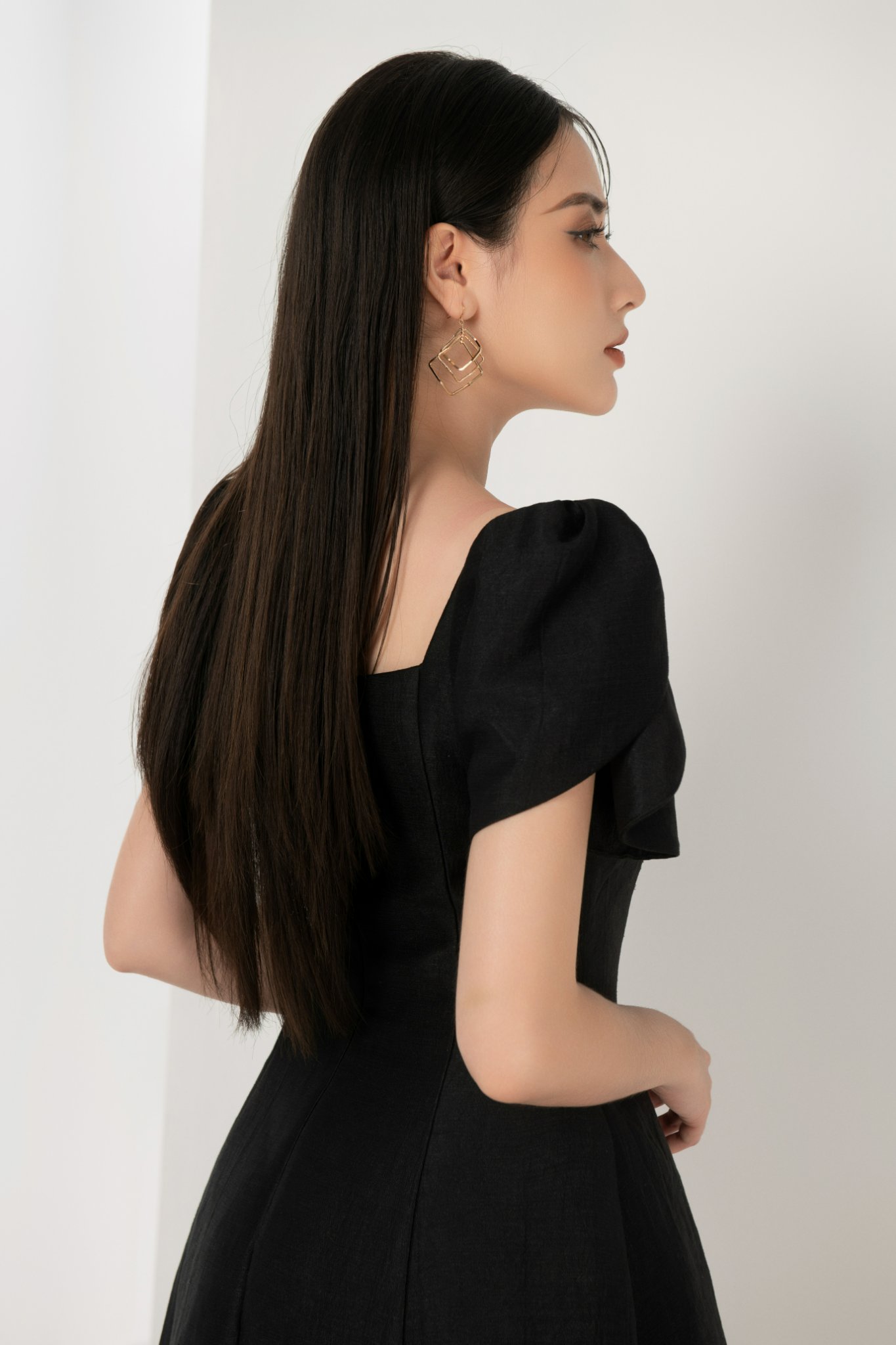 Đầm hở lưng  Jolie Fall  dáng xòe màu đen LUXD017