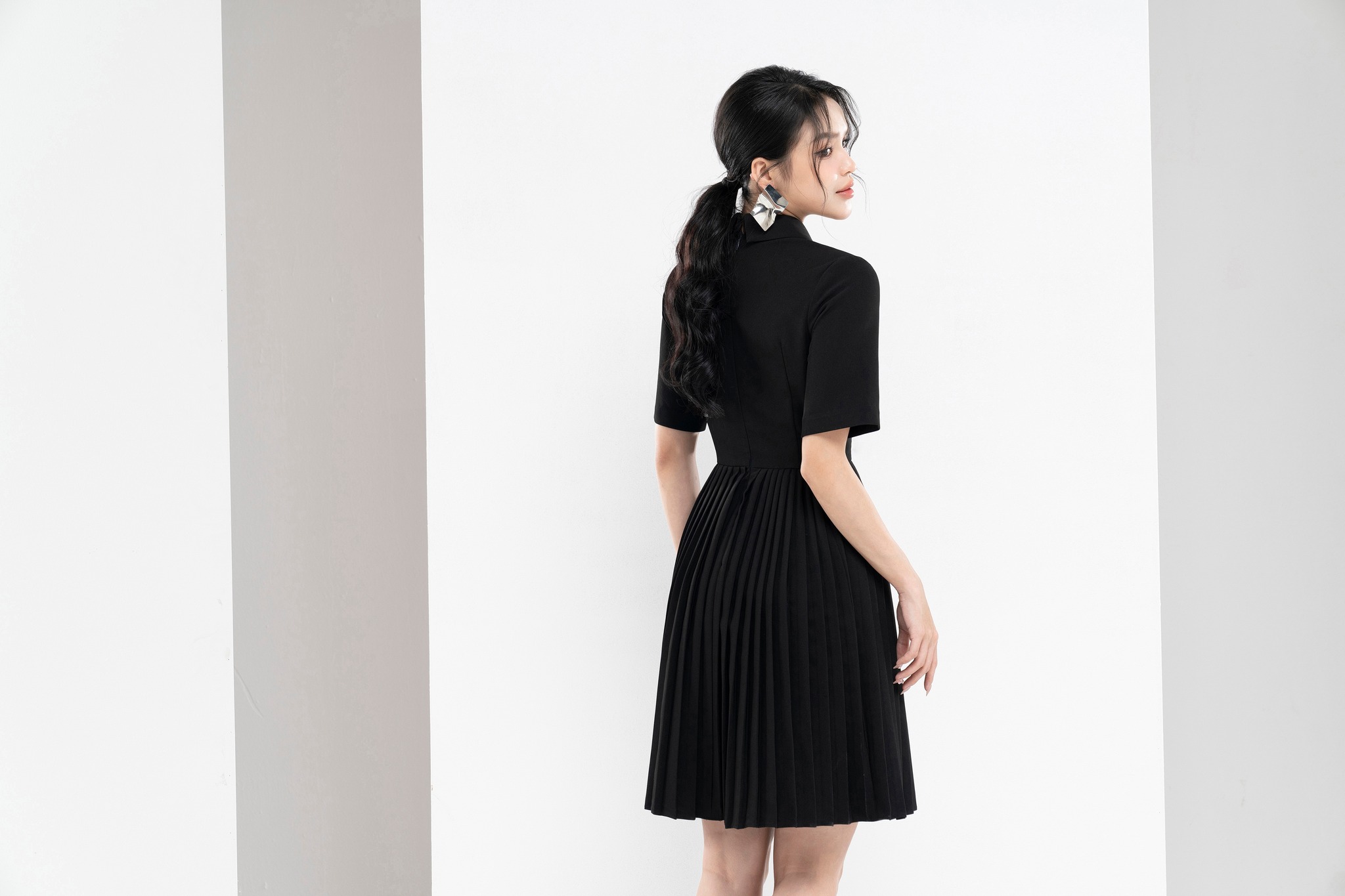 Đầm Sana Dress đen xếp ly chân phối cổ sơ mi LUXD019