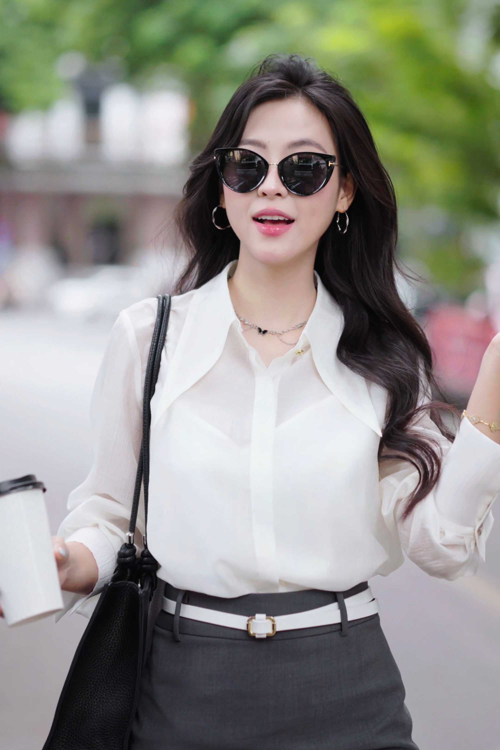 https://lamia.com.vn/san-pham/ao-so-mi-la517-dang-suong-tay-dai-phoi-co-la-nhon-tre-trung