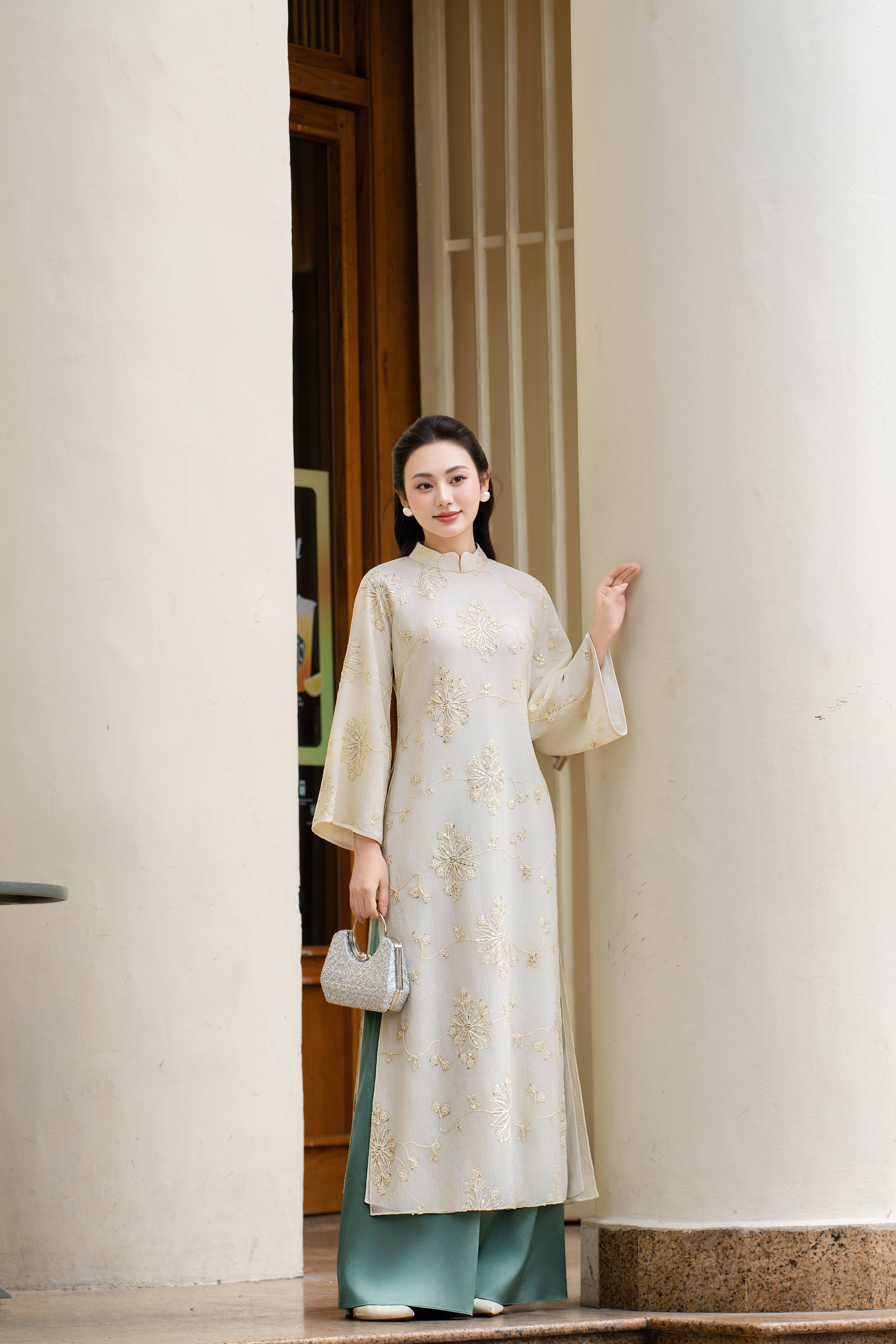 https://lamia.com.vn/san-pham/ao-dai-cach-tan-ad253-qd027-ta-rong-dang-suong-tay-rong
