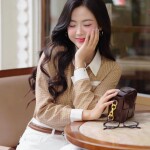 Áo sơ mi LA480 tay dài dáng rộng phối họa tiết kẻ sọc, cổ trắng