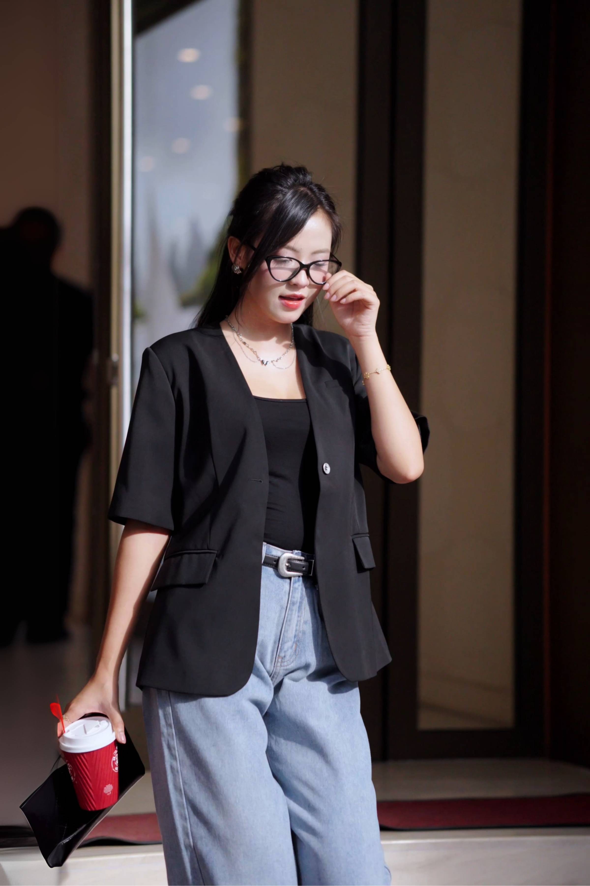 https://lamia.com.vn/san-pham/ao-blazer-nu-le226-dang-rong-nang-dong-phoi-tui