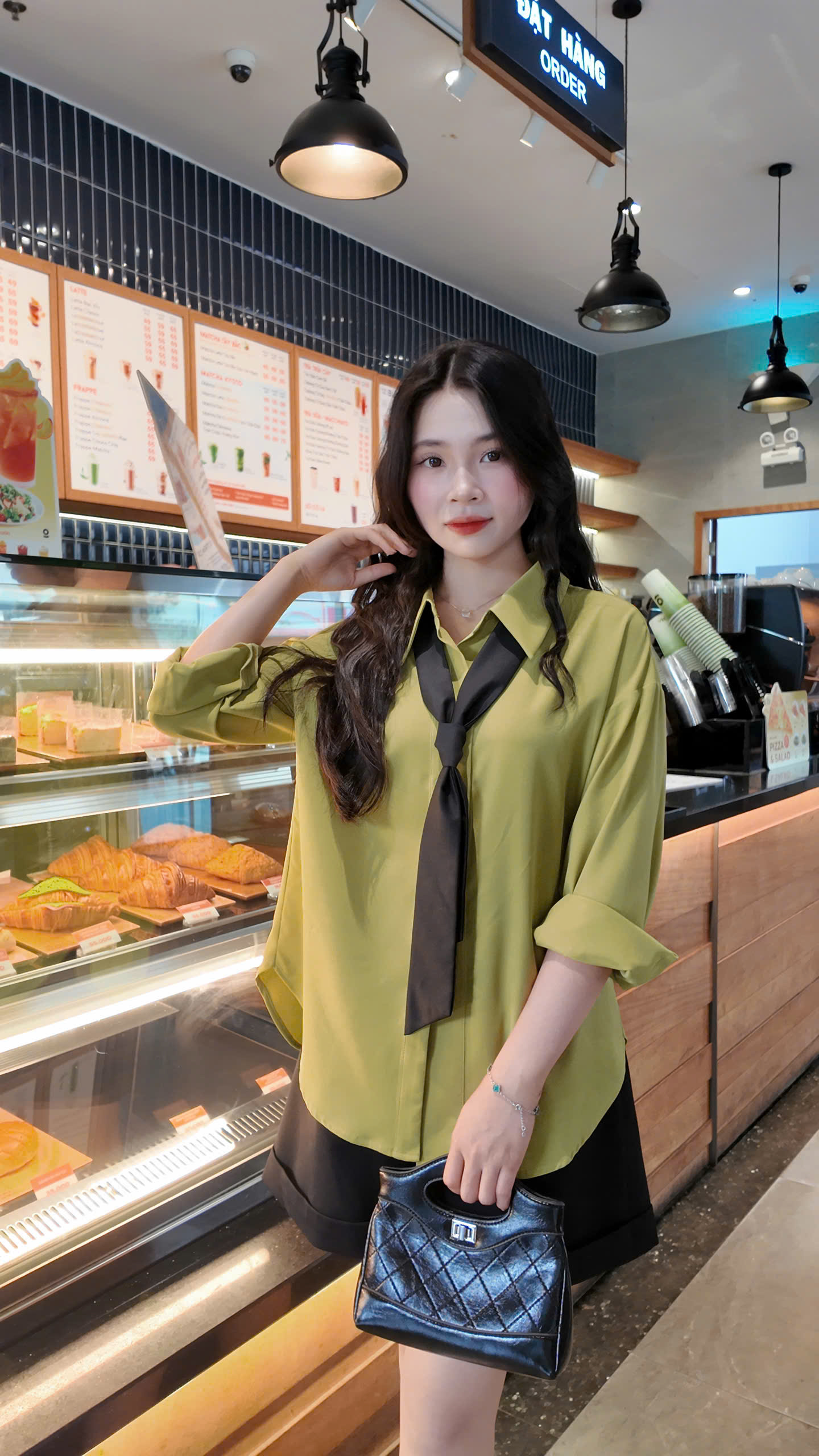 https://lamia.com.vn/san-pham/ao-so-mi-dang-suong-tay-dai-phoi-necktie-la469